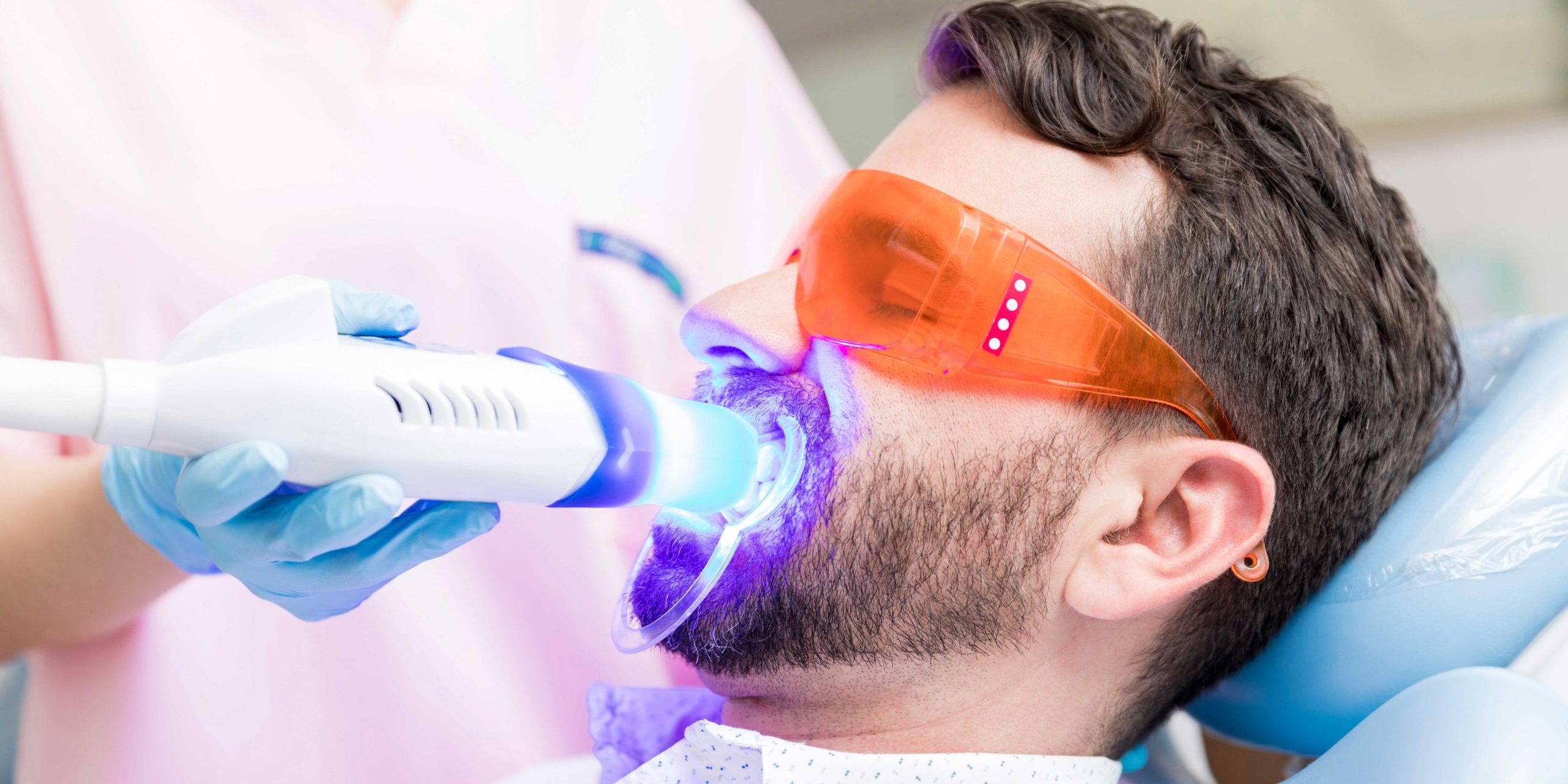 Blanqueamiento dental en clínica. Foto Universidad Europea de Madrid